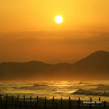 秋から冬には夕陽は山側へと沈みます・・